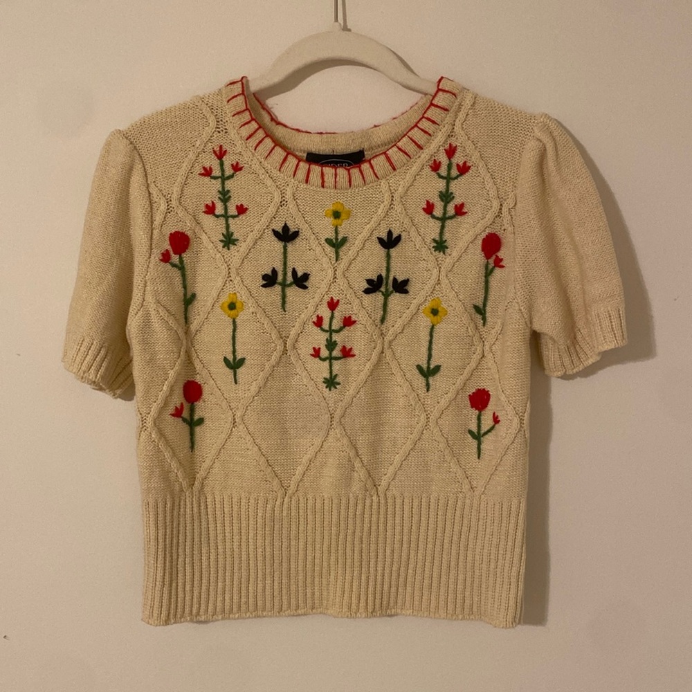 Embroidered Floral Short Sleeve Sweater Top - Small